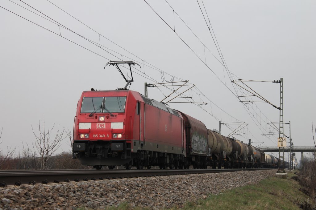 185 349-8 mit einem Mischer kurz vor Mllheim (Baden) bei Hgelheim. (27.03.2013)