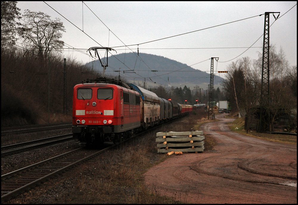 185 349 hat in Laufach halt bekommen und bentigt bis zum Schwarzkopftunnel untersttzung. 151 003 (9180 6151 003-1 D-DB) hat diese Aufgabe angenommen und schiebt nun den Zug den Berg hinauf. (Laufach am 14.03.2010)