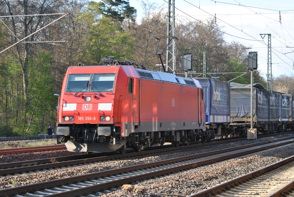 185 350-6 brettert am 20.04.2012 mit einem langen Gterzug durch den Bahnhof von Dreieich-Buchschlag.