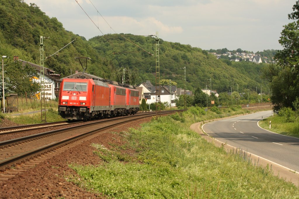 185 351-4 fuhr als Lokzug durch Linz-Kasbach am 04.06.11