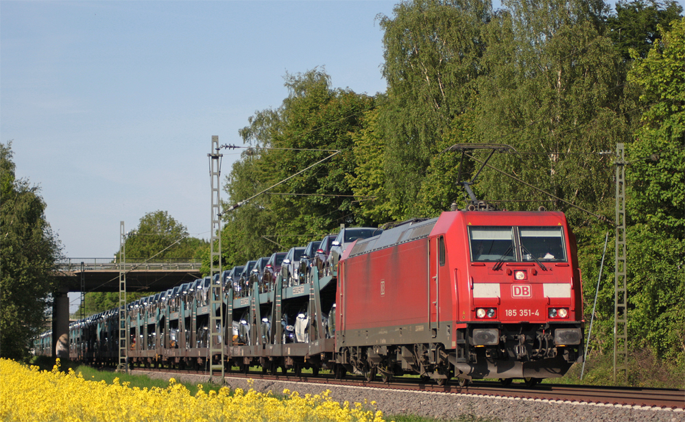 185 351-4 mit einem G�terzug Richtung Aachen West am Km 26.0, 22.5.10