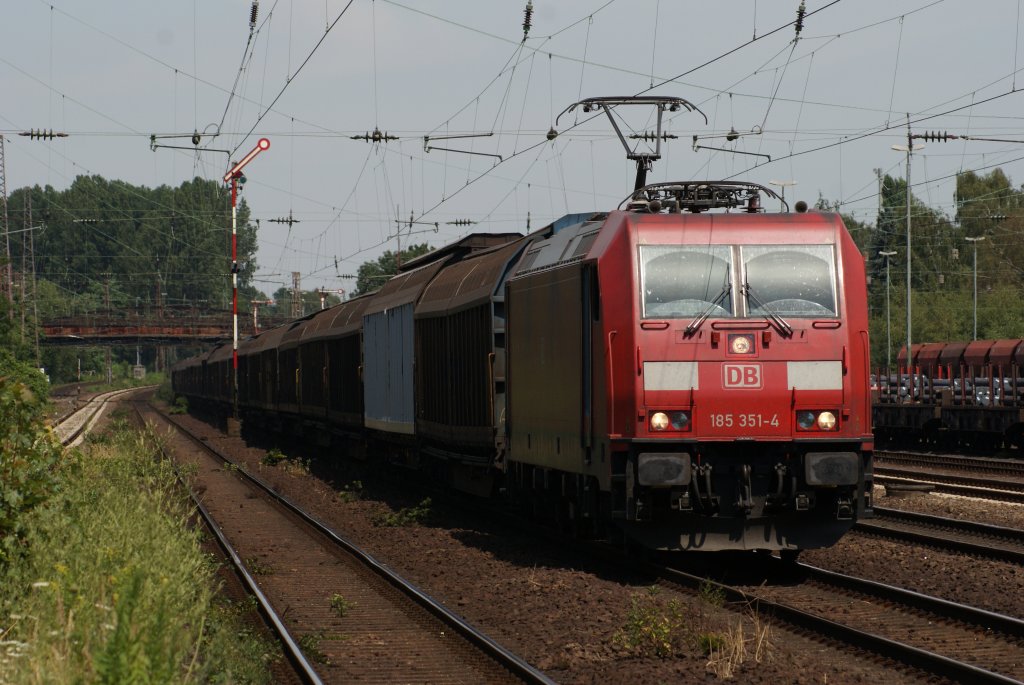 185 351-4 mit einem Schiebewandzug in Dsseldorf Rath am 20.07.2010