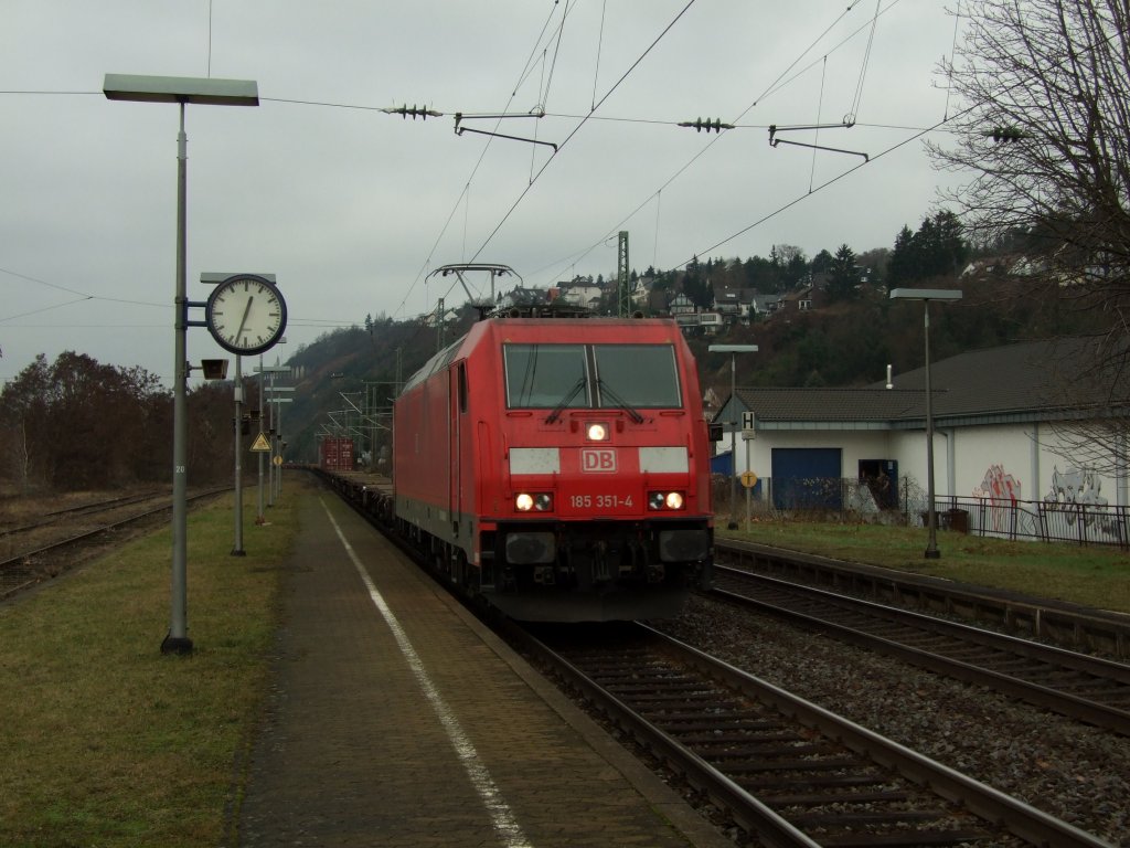 185 351-4 mit einem sehr leeren KLV-Zug bei der Durchfahrt von Vallendar/Rhein.24.12.09
