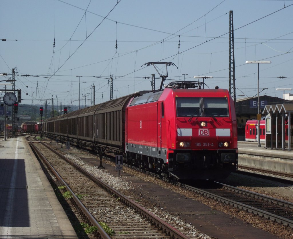 185 351-4 zieht am 26. August 2011 einen gemischten Gterzug durch den Passauer Hbf Richtung sterreich.