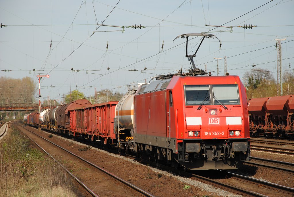 185 352-2 mit einem gemischtem Gterzug in Dsseldorf Rath am 02.04.2011