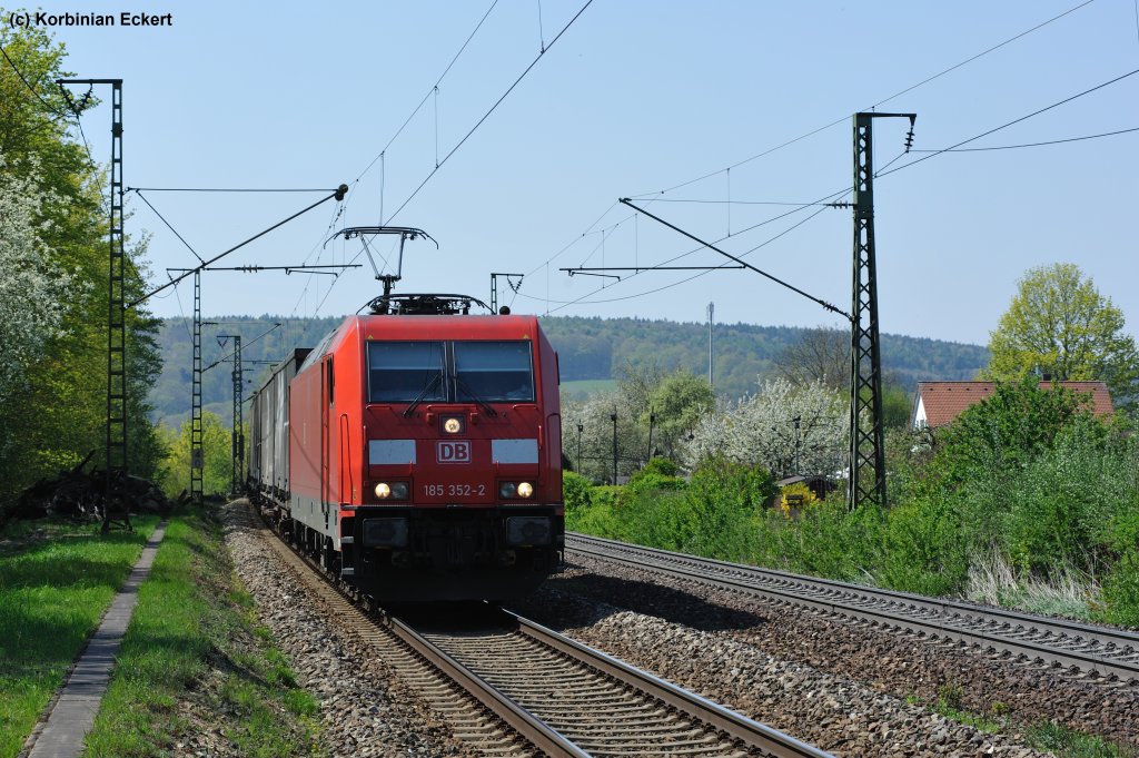 185 352-2 mit einem KLV Sattelauflieger bei der Durchfahrt in Regensburg-Prfening, 19.04.2011