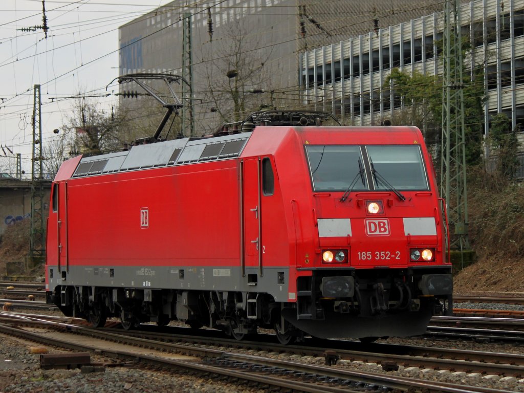 185 352-2 rangiert am 18.03.2012 in Aachen West.