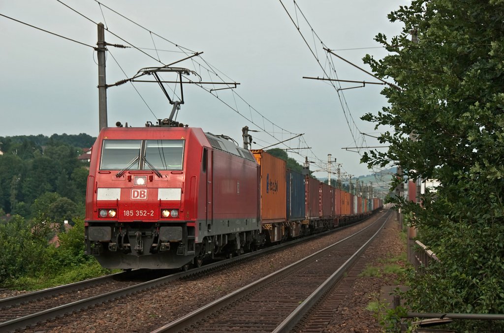 185 352 mit einem Containerganzzug zwischen Neulengbach und Neulengbach Stadt. Die Aufnahme entstand am 31.07.2010. 