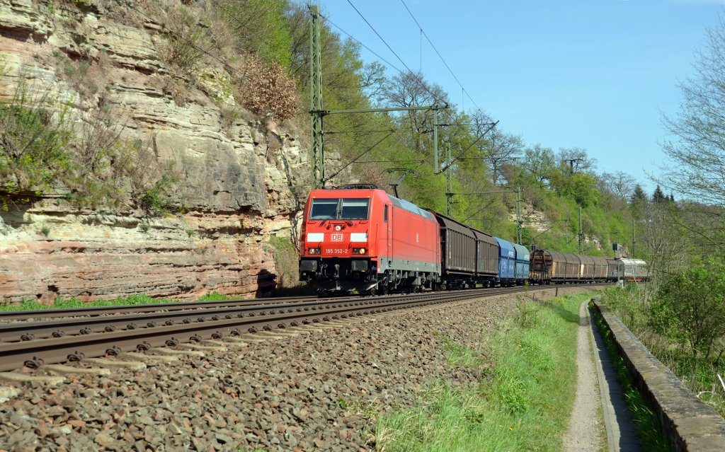 185 352 zog am 28.04.12 einen gemischten Gterzug durch Kahla Richtung Saalfeld/Saale.