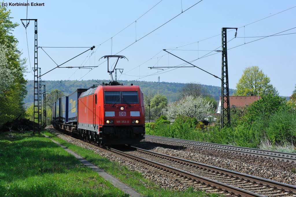 185 353-0 bei mit einem KLV-Sattelauflieger bei der Durchfahrt in Regensburg-Prfening, 19.04.2011
