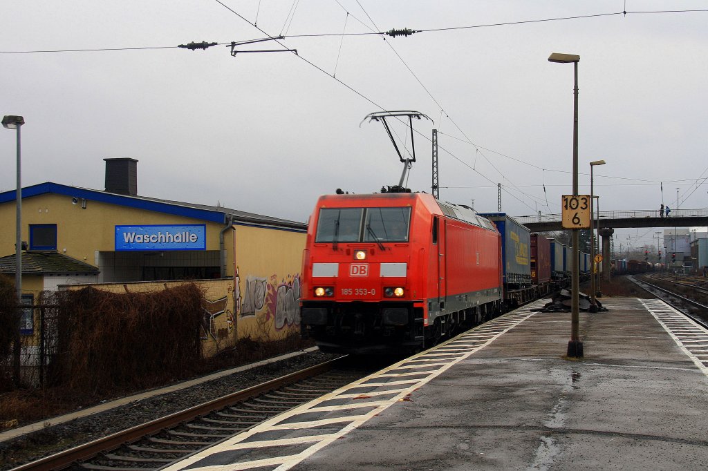 185 353-0 DB  durchfhrt mit einem Containerzug Bad-Honnef aus Richtung Koblenz in Richtung Kln bei Wolken am 17.2.2012.
