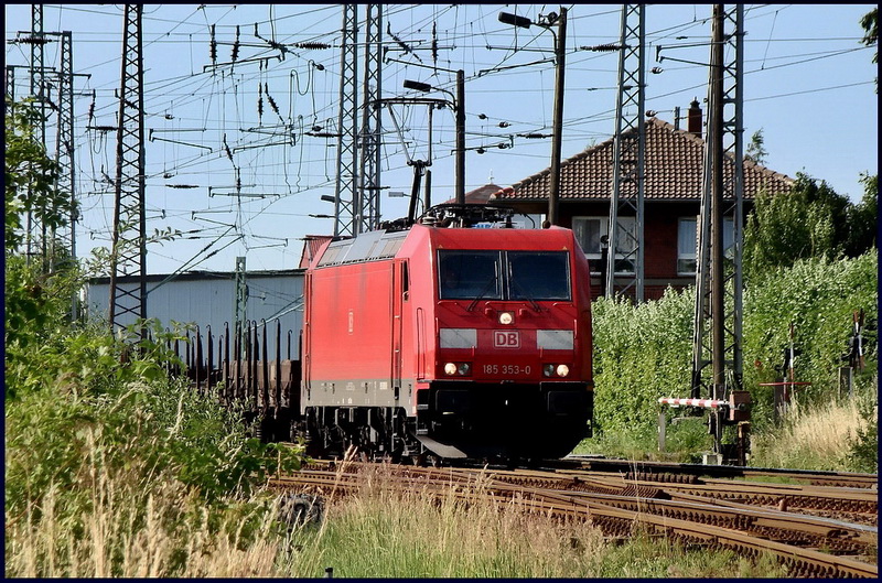 185 353-0 vor einem leerem R�hrenzug aus Mukran, passiert das Stellwerk Srg.   Stralsund am 16.07.10 