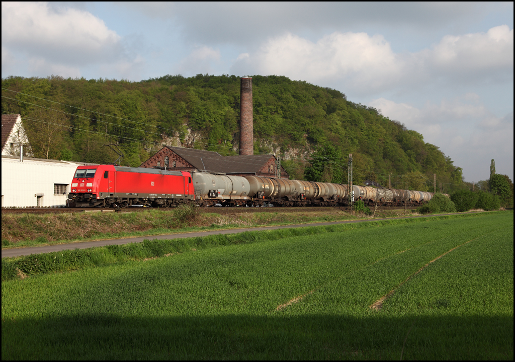 185 353 (9180 6185 353-0 D-DB) hat einen Kesselwagenganzzug am Haken und bringt ihn in Richtung Siegen. Ist vermutlich der Zug Millingen - Ludwigshafen BASF.