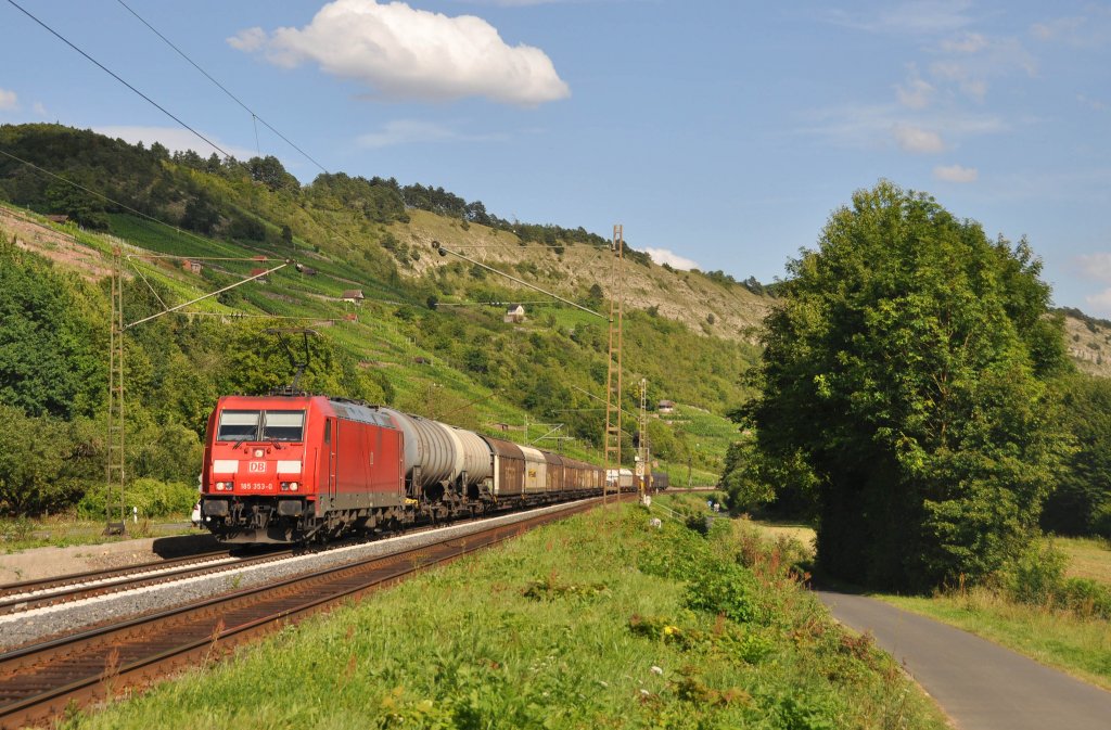 185 353 mit einem gem.GZ in Richtung Gemnden auf der Main-Spessart-Bahn.Aufegnommen bei Gambach am 4.8.2012