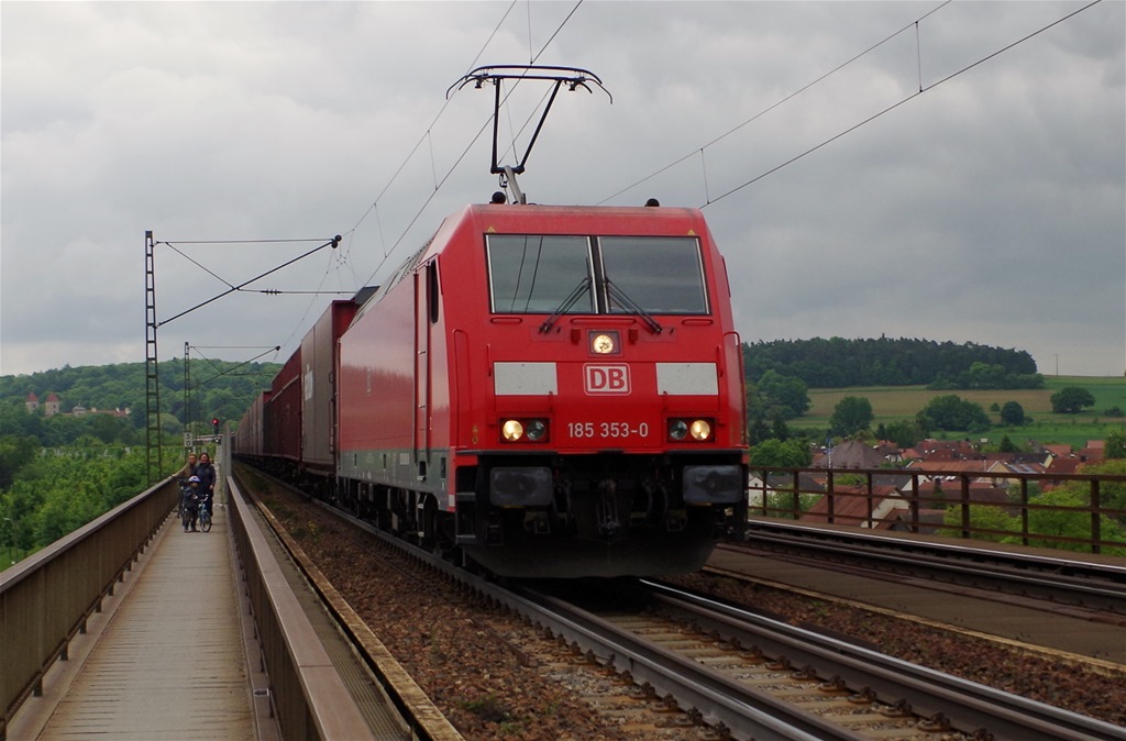 185 353 mit gemischten G�terzug am 30.05.2013 bei Regensburg Pr�fening gen N�rnberg. 