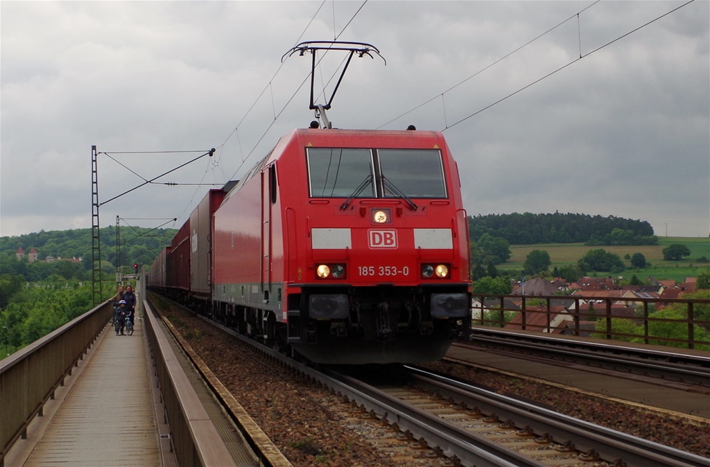185 353 mit gemischten Gterzug am 30.05.2013 bei Regensburg Prfening gen Nrnberg. 