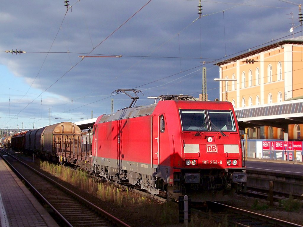 185 354-8 karrt einen Gterzug durch den Hauptbahnhof Passau Richtung sterreich;101113
