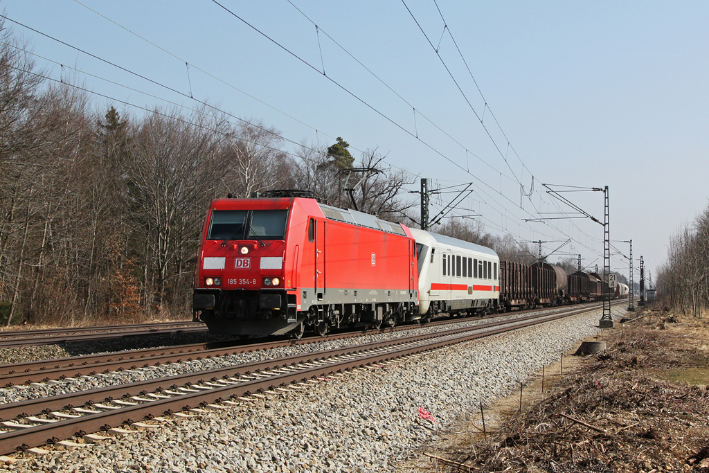 185 354 mit einem G�terzug inklusive IC Steuerwagen am 14.03.2012 in Haar.