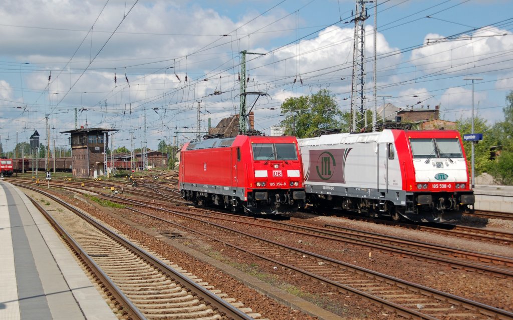 185 354 rollt am 04.05.11 in Angerm�nde an der abgestellten 185 598 der ITL vorbei.