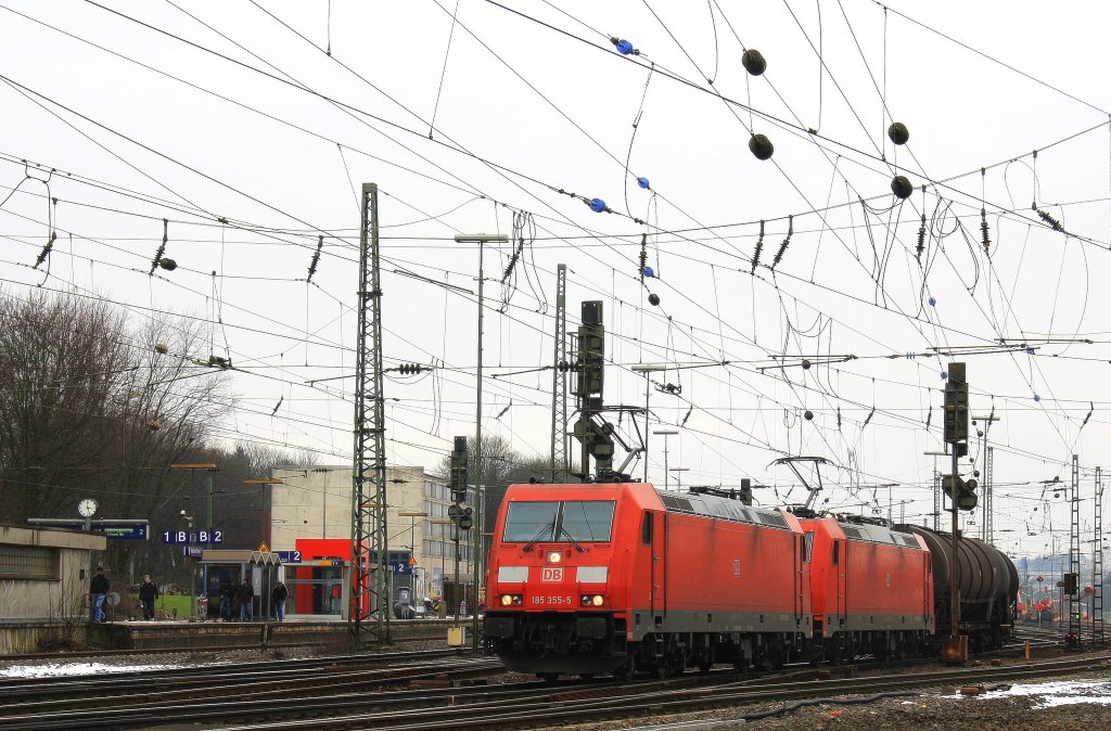 185 355-5 und 185 359-7 beide von der DB fahren mit einem langen lzug aus Antwerpen-Petrol(B) nach Basel(CH) bei der Abfahrt aus Aachen-West und fahren in Richtung Aachen-Hbf,Kln bei Wolken am 3.3.2013.
