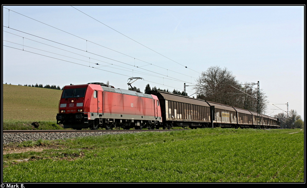 185 355 mit ihrem Gterzug bei Helmsheim. Aufgenommen am 09.04.10.