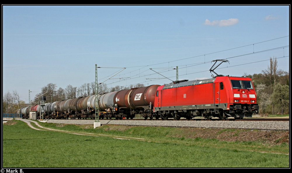 185 356 mit ihrem lzug hat gerade den Haltepunkt Helmsheim passiert und fhrt weiter richtung Stuttgart. Aufgenommen am 09.04.10