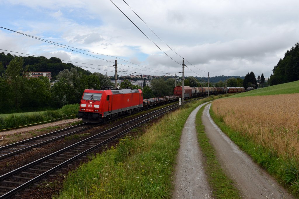 185 357 mit einem Gterzug am 14.07.2012 unterwegs bei Ingling.