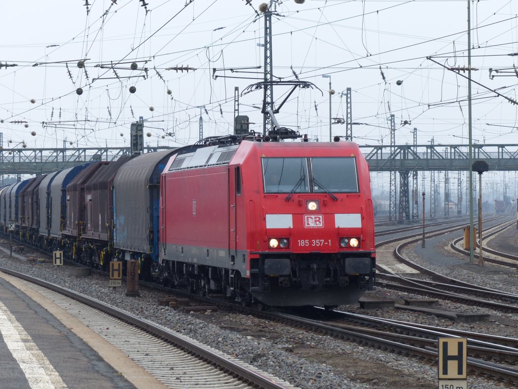 185 357 mit einen G�terzug am Haken durch Mainz Bischofsheim.23.02.2013