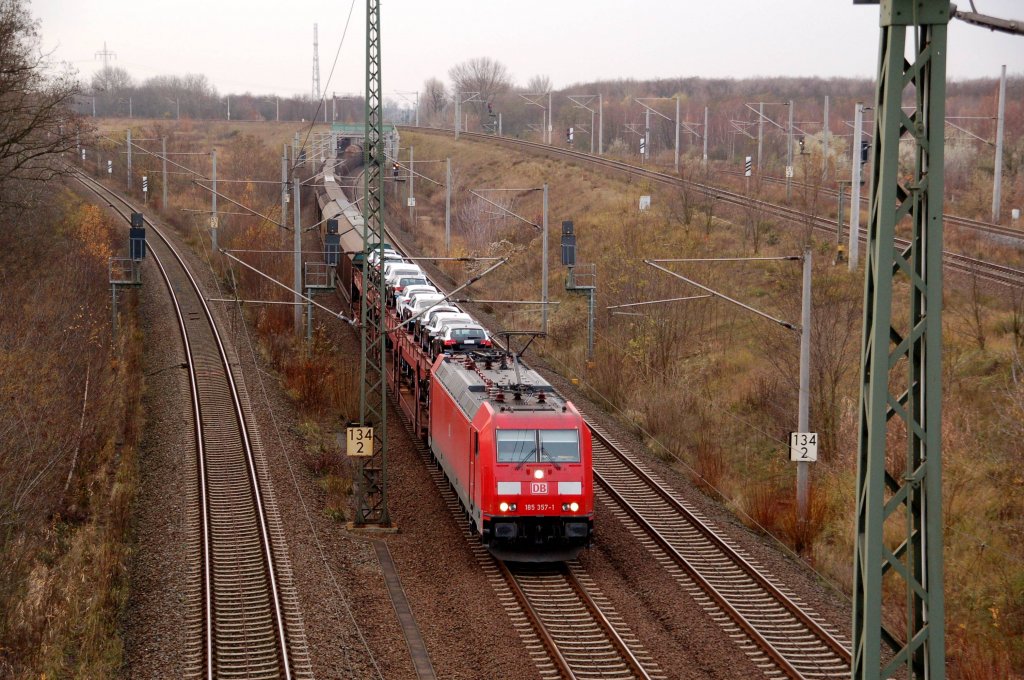 185 357 zieht am 22.11.09 einen Gterzug aus Richtung Halle(S) kommend durch Holzweissig Richtung Bitterfeld.