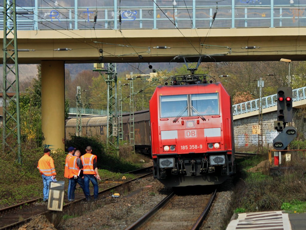 185 358-9 mit einem Gterzug am 03.04.2012 bei der Durchfahrt auf der rechten Rheinstrecke in Bad-Honnef Richtung Sden.