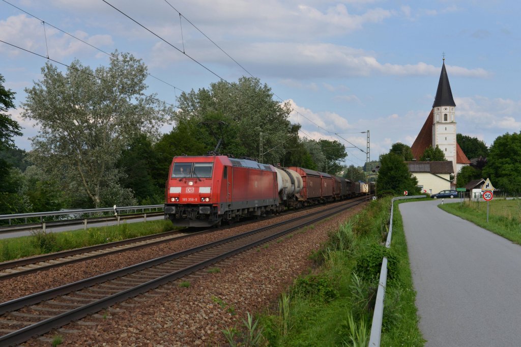 185 358 mit einem Gterzug am 23.06.2012 unterwegs bei Hausbach.