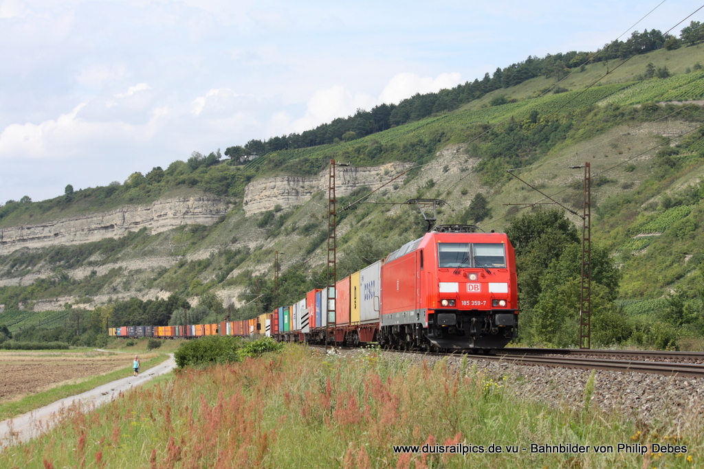 185 359-7 (DB) fhrt am 3. August 2011 um 15:27 Uhr mit einem Gterzug durch Thngersheim
