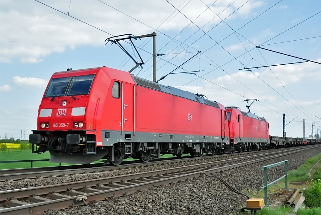185 359-7 im  Doppelpack  zieht Flachwagen mit Stahlrollen, zwischen Bonn und Br�hl - 15.04.2011