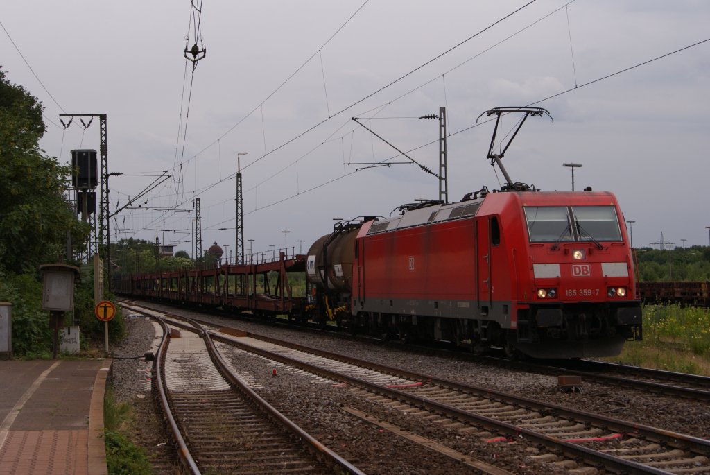 185 359-7 mit einem gemischten Gterzug in Duisburg-Bissingheim am 17.06.2011