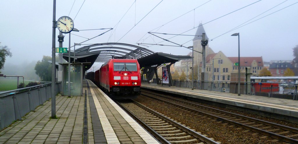 185 359-7 zieht am 29.10.11 einen gemischten Gtzerzug durch Jena-Paraides in Richtung Norden.