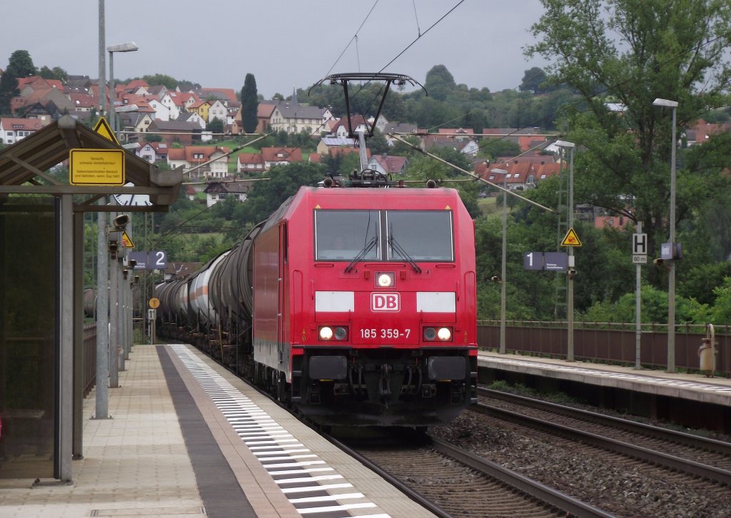 185 359-7 zieht am 30. Juli 2011 einen Kesselwagenzug durch Wernfeld.