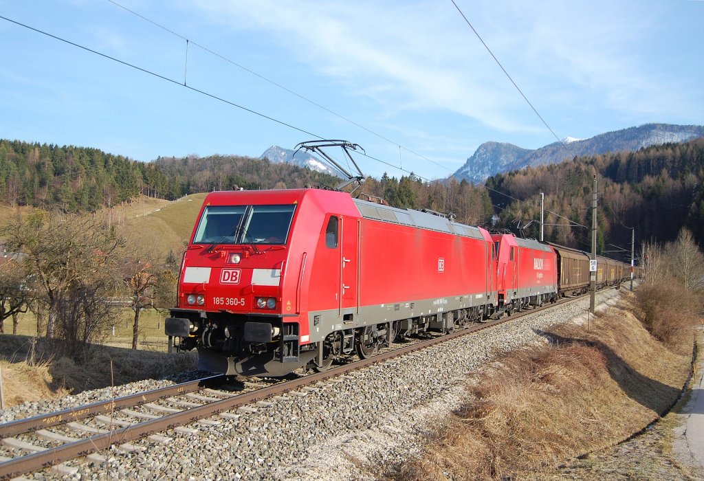 185 360 und 185 306 sind mit dem Papierzug
48930 am 18.03.2010 in der Ortschaft Schn
zwischen Klaus und Micheldorf unterwegs
gewesen.
Das 185-Doppel ist seit dem letzten
Fahrplanwechsel an dem Zug planmssig.
