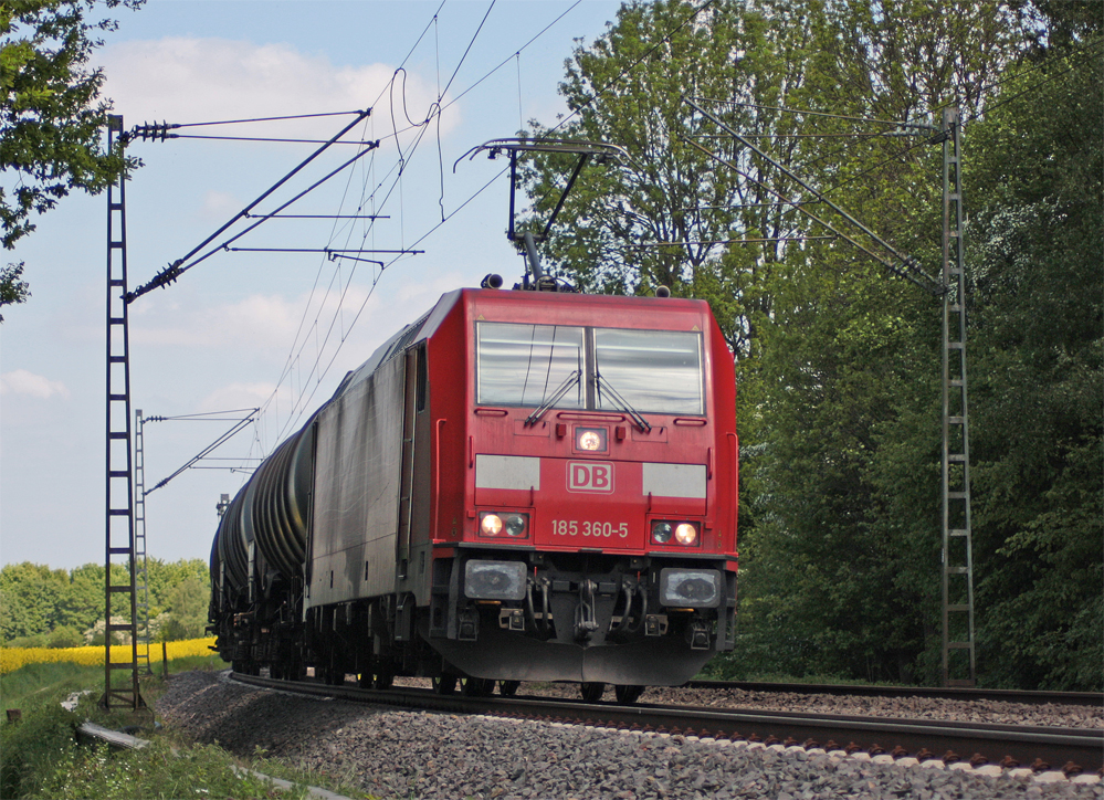 185 360-5 mit einem Gterzug Richtung Aachen-West zwischen Geilenkirchen und bach-Palenberg am Km 25.4, 19.5.10