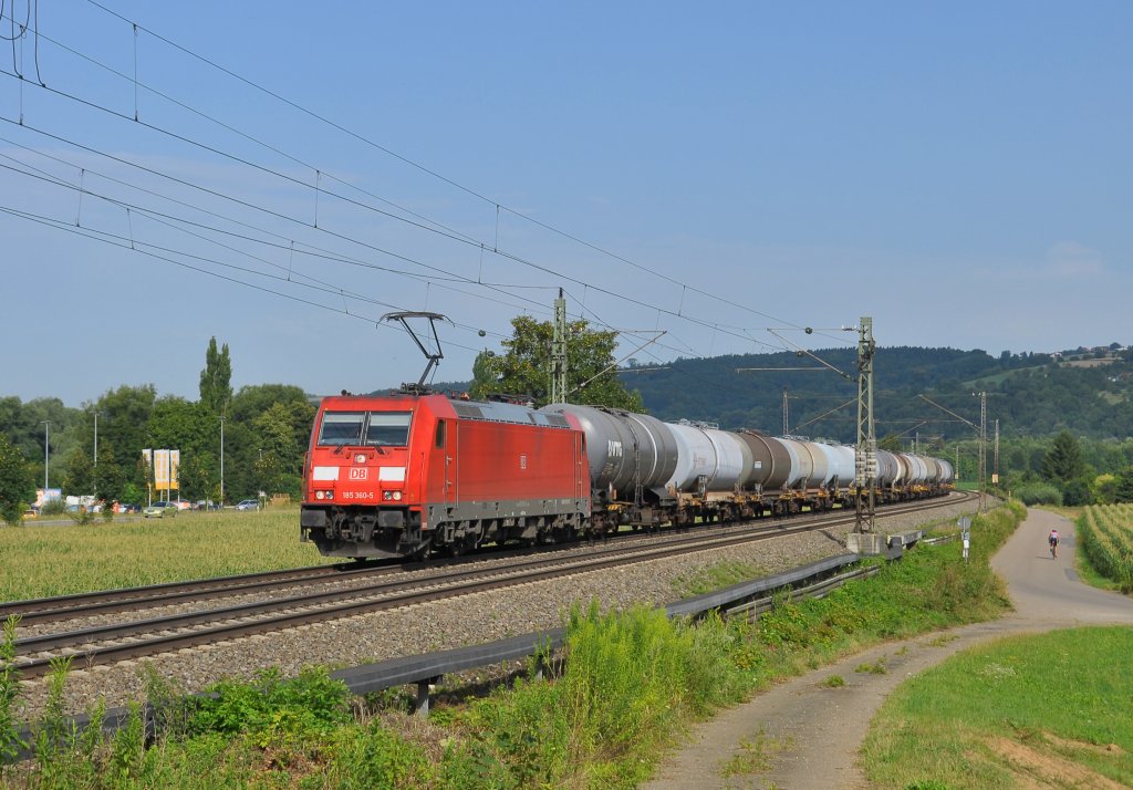 185 360 ist mit einem Kesselwagenzug auf der KBS 750 in Richtung Ulm unterwegs.Bild Aufgenommen bei Uhingen an der Fils am 3.8.2013.