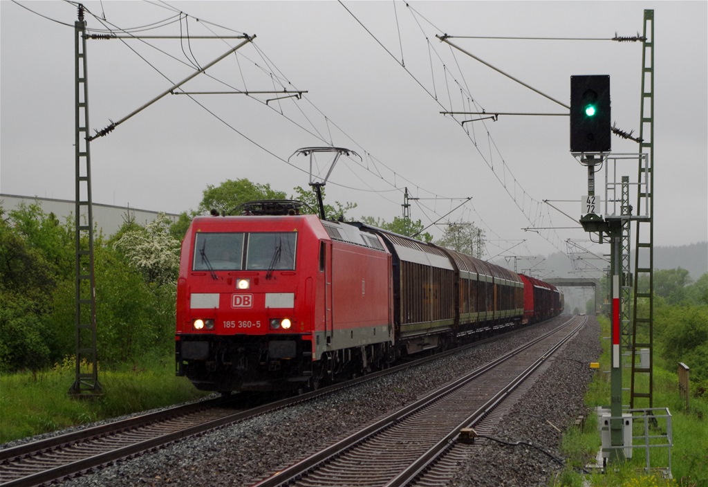 185 360 mit gemischten Gterzug am 26.05.2013 in Gundelsdorf gen Saalfeld. 