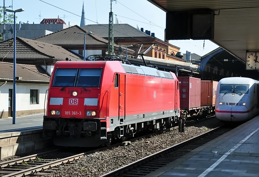 185 361-3 Containerzug bei der Durchfahrt im Bonner Hbf - 08.04.2011