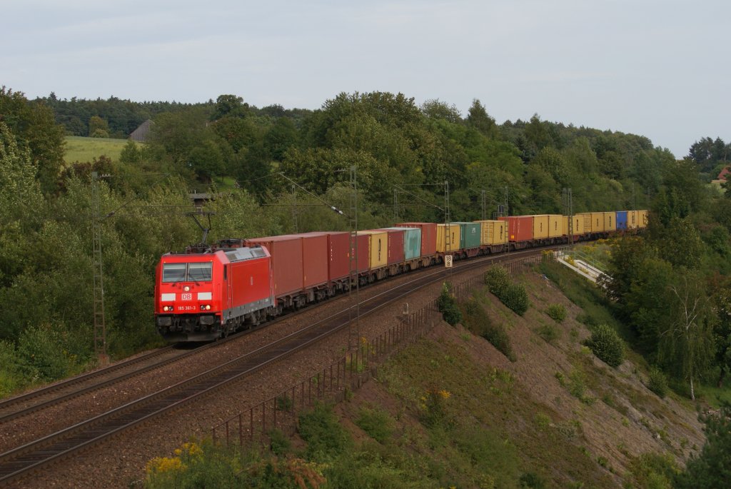185 361-3 mit einem Containerzug in Laaber am 11.08.2011