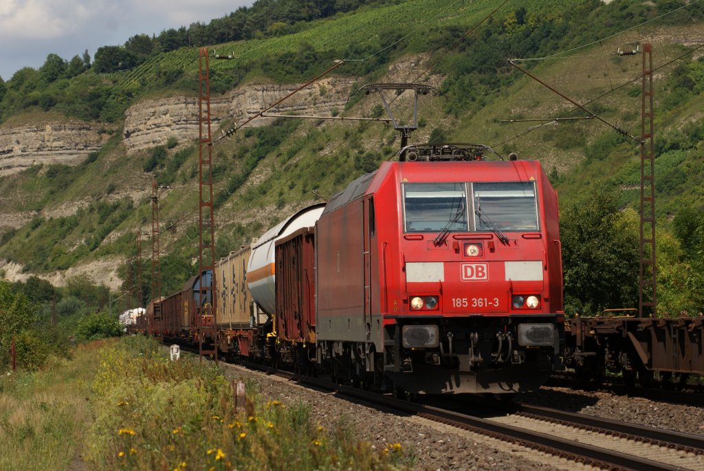185 361-3 mit einem gemischten Gterzug in Thngersheim am 31.07.2010