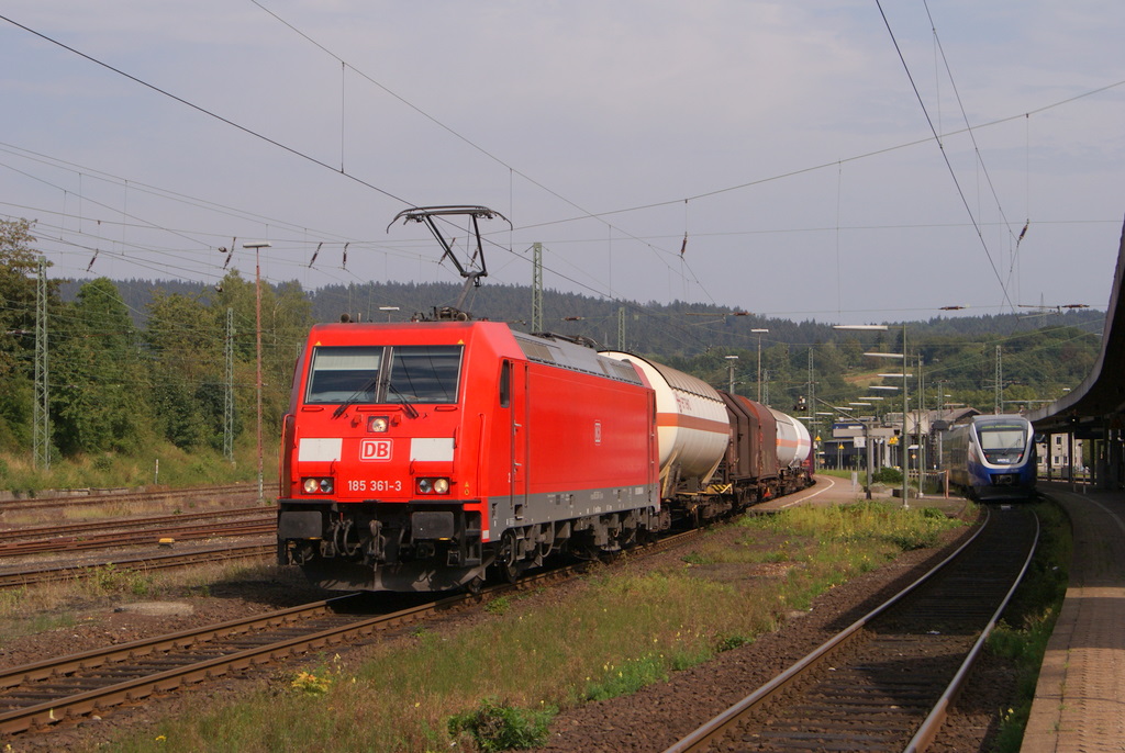 185 361-3 mit einem gemischten Gterzug in Altenbeken am 23.08.2011