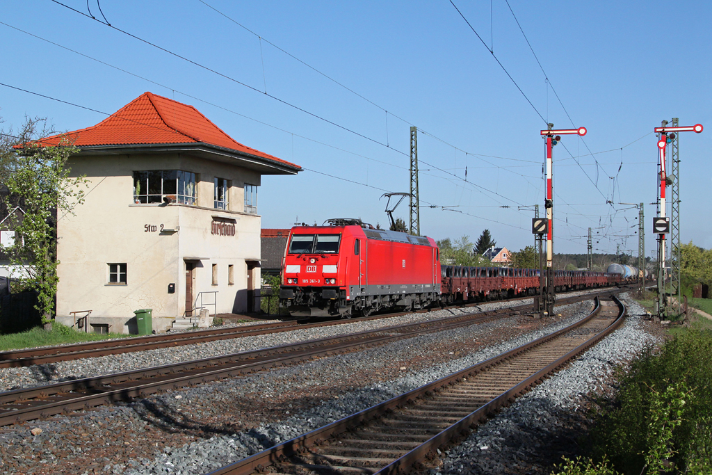 185 361 mit einem G�terzug am 27.04.2012 in Hirschaid.