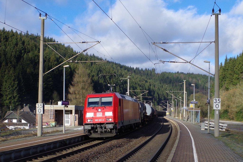 185 361 mit gemischten Gterzug am 28.12.2012 in Frtschendorf. 