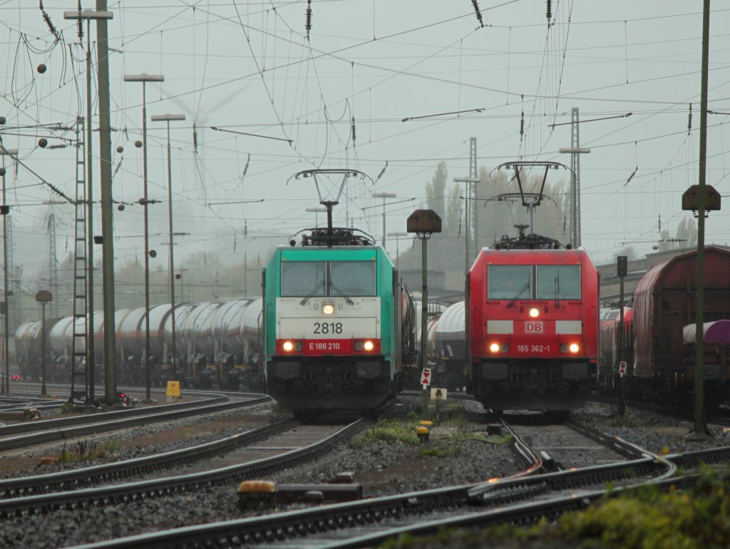 185 362-1 fhrt als Lz am 18.10.2011 an der mit einem Kesselzug wartenden Cobra 186 210 (2818) vorbei.