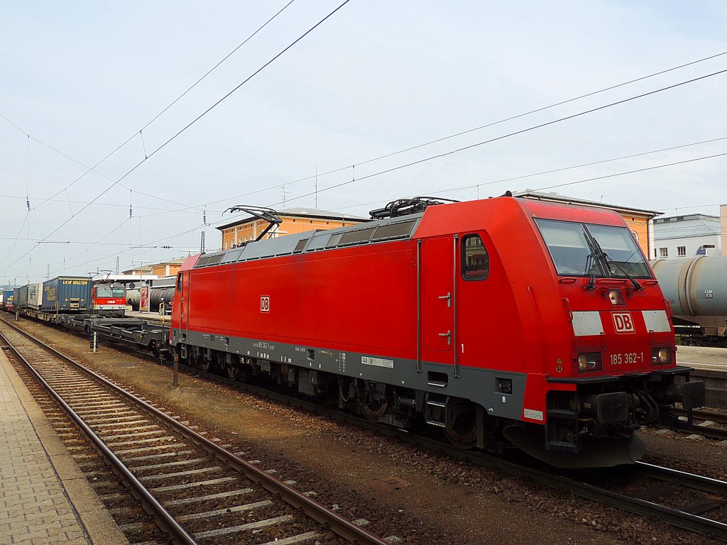 185 362-1 ist mit einem Gterzug bei Passau-Hbf. Richtung sterreich unterwegs; 130629