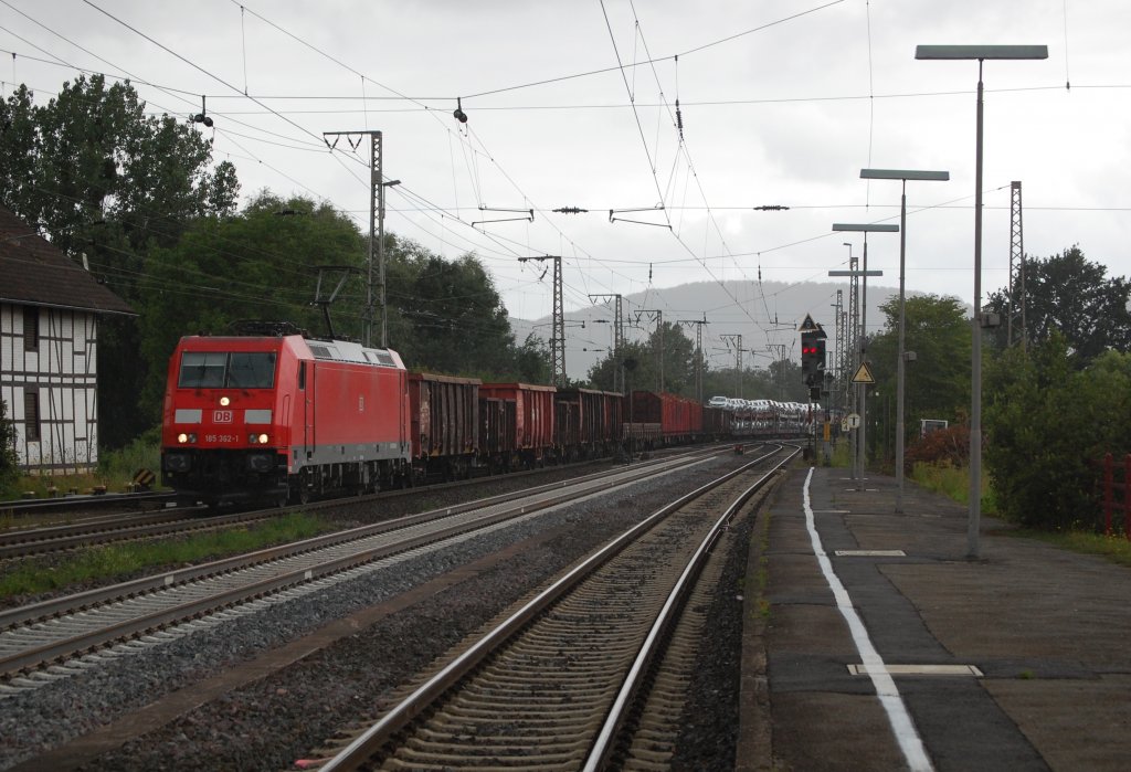 185 362-1 mit FIR 51593 Seelze Rbf - Kornwestheim Rbf, kurz vor einem krfitgen Regenschauer am 23.07.2011 in Kreiensen