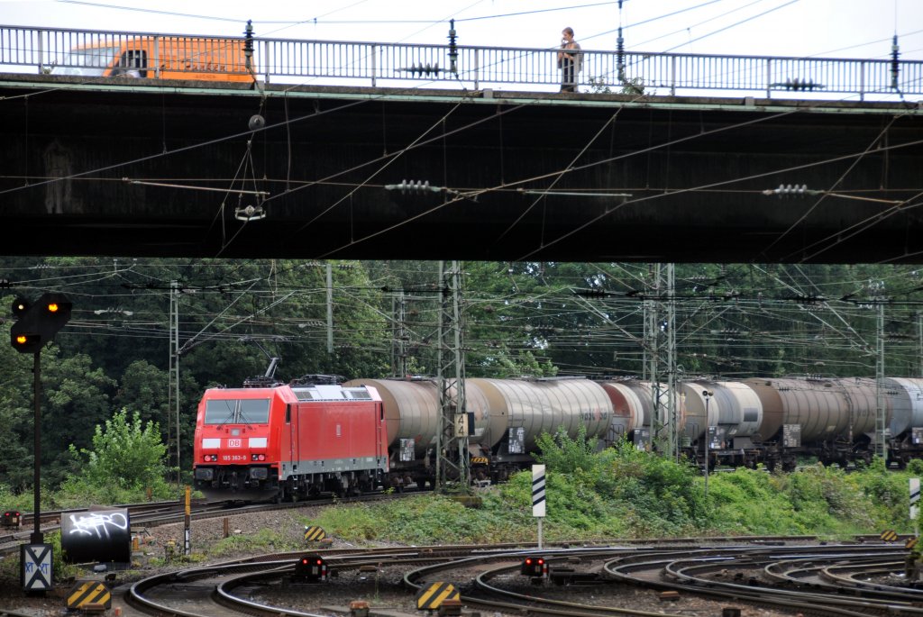 185 363-9 leistet hier Schubhilfe am Fue der Rampe am Gemmenicher Weg bis zum Scheitelpunkt kurz vor dem Gemmenicher Tunnel. Aufgenommen am 12/08/2011. 